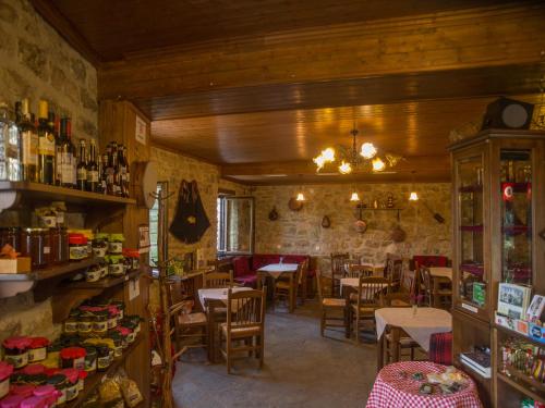 a restaurant with tables and chairs in a room at Casa Calda in Sirako