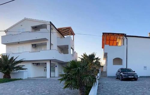 Cozy Apartment In Vrsi With Wifi