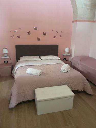a bedroom with a large bed with pink walls at Casa vacanze da Savio in Trani