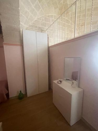 a room with a mirror and a white cabinet at Casa vacanze da Savio in Trani