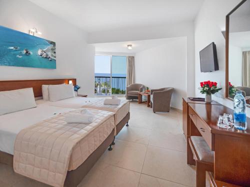 Avlida Hotel tesisinde bir odada yatak veya yataklar
