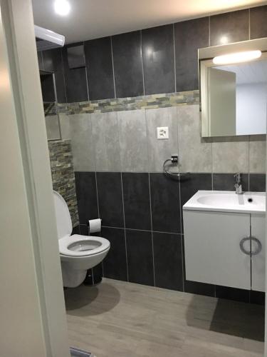 Ein Badezimmer in der Unterkunft Studio cosy au centre de Couvet