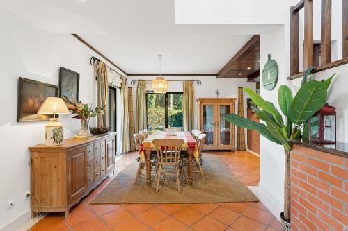 a dining room with a table and chairs at R3 - Miravillas - Rosas 33 in Mira