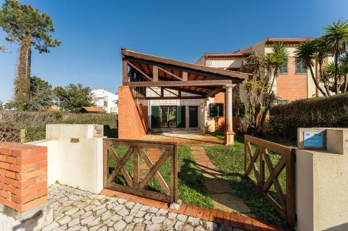 a house with a wooden gate in front of it at R3 - Miravillas - Rosas 33 in Mira