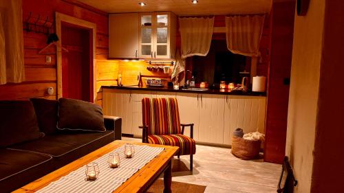 un soggiorno con un divano e un tavolo di Kakerdaja Private Sauna a Vose