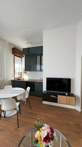 Modern and bright two-room apartment above the M3 metro