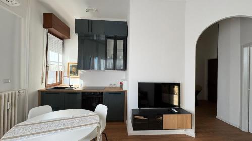 Modern and bright two-room apartment above the M3 metro