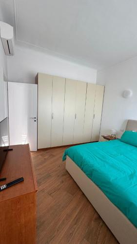 Modern and bright two-room apartment above the M3 metro