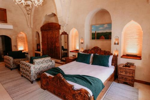 a bedroom with a large bed in a room at Kasr-ı Kikan Hotel in Mardin