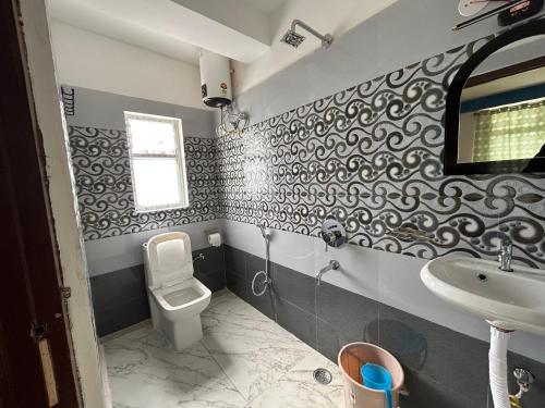 a bathroom with a toilet and a sink at Highpeak Hideway Homestay in Lava