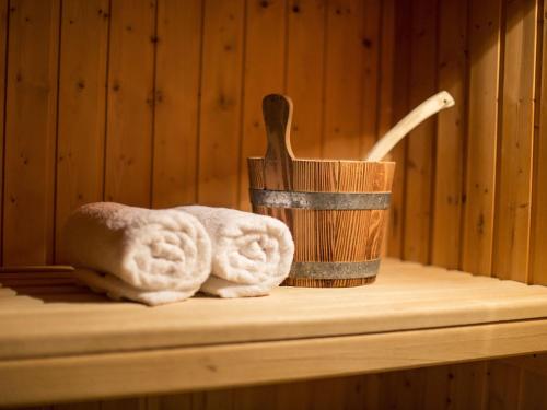 a sauna with two towels and a toothbrush at Hardthof Sauerland in Schmallenberg