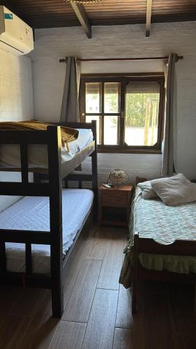 a room with two bunk beds and a window at Chacra Dosvistas in Maldonado
