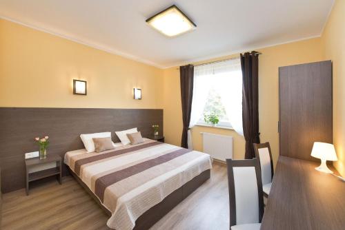 Ένα ή περισσότερα κρεβάτια σε δωμάτιο στο Hotel Bartnik