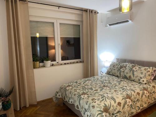 a bedroom with a bed and a window at Apartman Titi in Smederevo