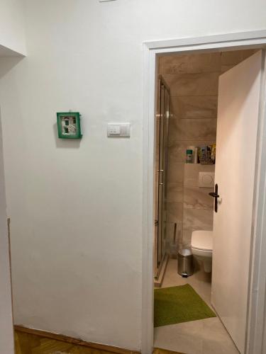 an open door to a bathroom with a toilet at Apartman Titi in Smederevo