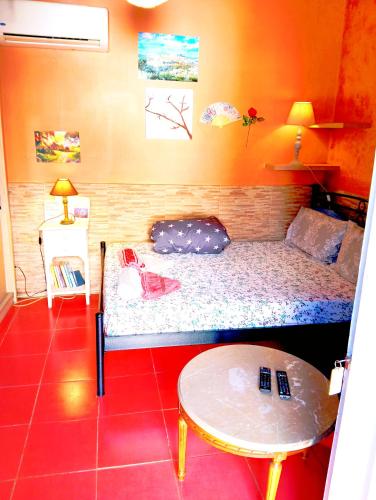 a small room with a bed and a table at Το Μικρό Σπίτι στη Φάρμα! in Acharnes