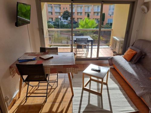 Hélios 24, T2 climatisé, parking, terrasse, 500m plage