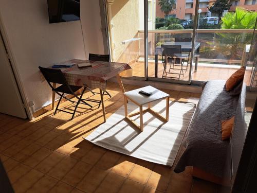 Hélios 24, T2 climatisé, parking, terrasse, 500m plage