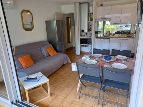 Hélios 24, T2 climatisé, parking, terrasse, 500m plage