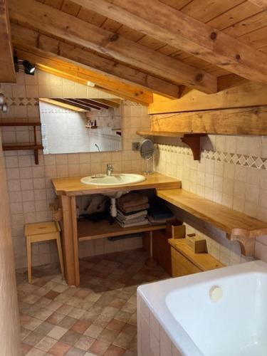 une petite salle de bain avec lavabo et baignoire dans l'établissement Maz'Altitude, à La Celle-sous-Gouzon