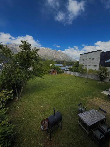 a backyard with a table and a bench and a table at Depto Castillo in El Bolsón