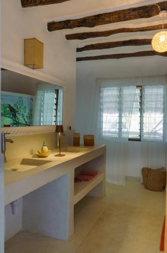 a bathroom with a sink and a mirror at Nyumba ya Bubi in Watamu