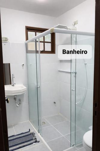 a bathroom with a shower with a glass door at Pouso Ravenala - Refúgio do viajante in Paraty