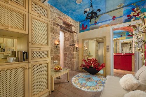 boutique hotel FASHI NIK 30 meters from the entrance of the palace