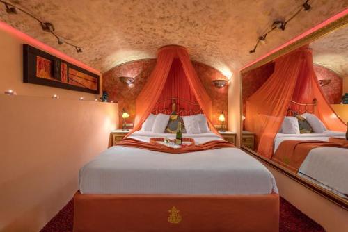 boutique hotel FASHI NIK 30 meters from the entrance of the palace