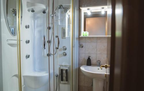 a bathroom with a shower and a sink at ΞΕΝΩΝΑΣ ΘΕΑ in Palaios Agios Athanasios
