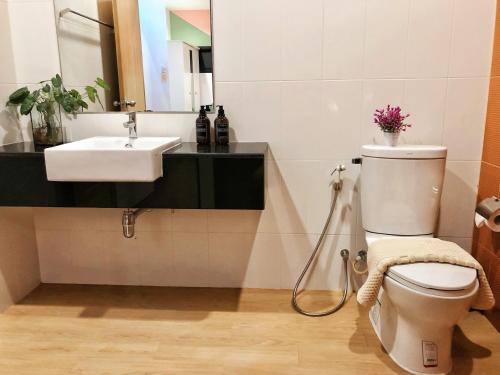 a bathroom with a toilet and a sink at SpamHouse Ranong in Ban Bang Rin (1)