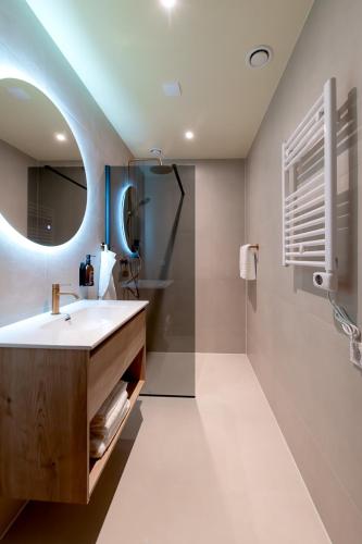 a bathroom with a sink and a mirror at Gelk in Groningen