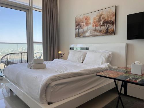 Modern 1BR Apartment Golf View Gym Pool