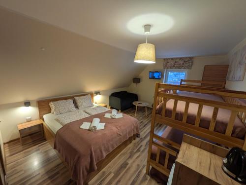 a bedroom with a bed and two bunk beds at Dom na Klonowym Wzgórzu in Stronie Śląskie