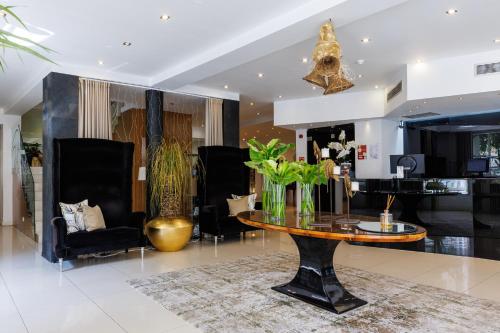 a living room with a table and chairs at Hotel As Americas in Aveiro