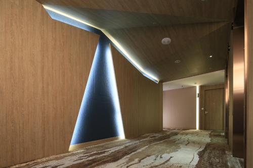 a room with a blue wall with a blue beam at South Urban Hotel in Chiayi City