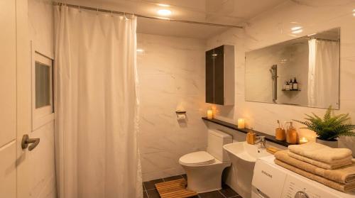 ein weißes Badezimmer mit Toilette und Waschbecken in der Unterkunft On Dang in Gyeongju