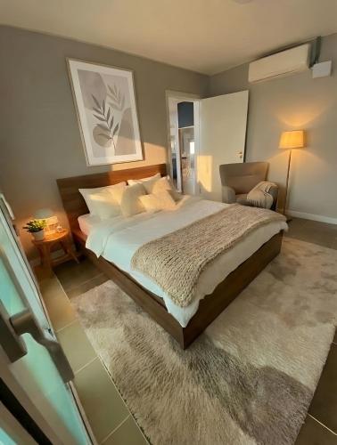 ein Schlafzimmer mit einem großen Bett und einem Teppich in der Unterkunft On Dang in Gyeongju