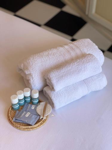 a basket with towels and a bundle of pills at Gió guest house in La Caletta