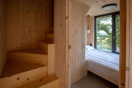 a wooden cabin with a bed and a window at Hyttee in Bardo