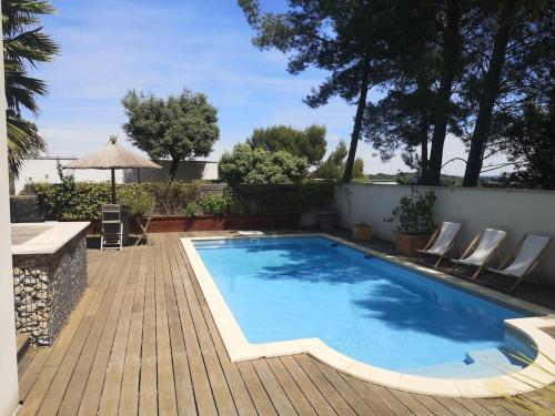 Luxury house with swimming pool and wooded garden