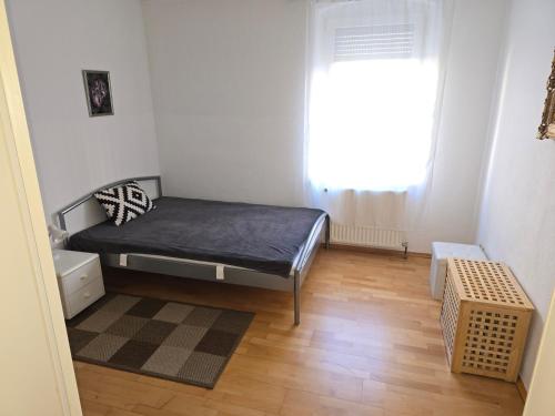 a small bedroom with a bed and a window at Apartments bei Marienplatz in Stuttgart