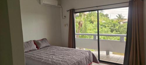 เตียงในห้องที่ Tobago Love