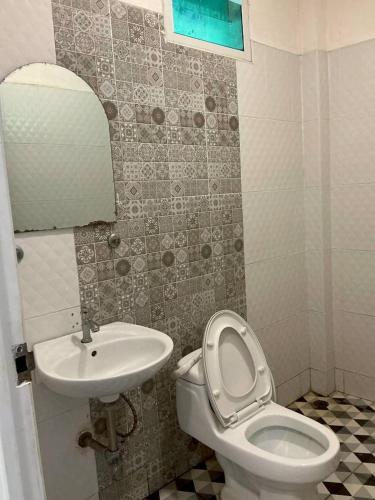 a bathroom with a toilet and a sink at P&G leampom hotel in Ban Chao Nam