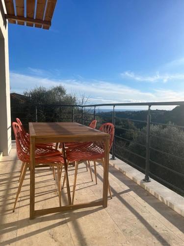 En balkon eller terrasse på La costière