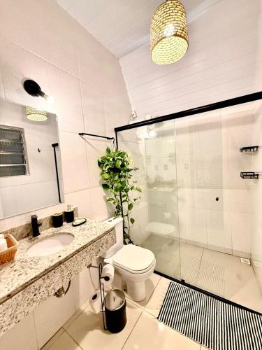 a bathroom with a toilet and a sink and a shower at Cabana Eucalipto in Itatiaia