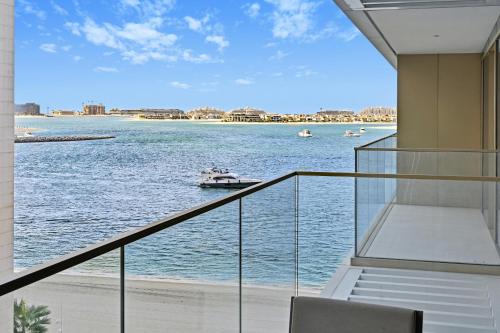 FirstStay Homes - Grand Bleu by Elie Saab Residency, Private Beach - Dubai Harbour - 2BR