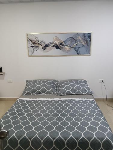 une chambre avec un lit avec des lunettes au mur dans l'établissement Hospedaje samfer, à Envigado
