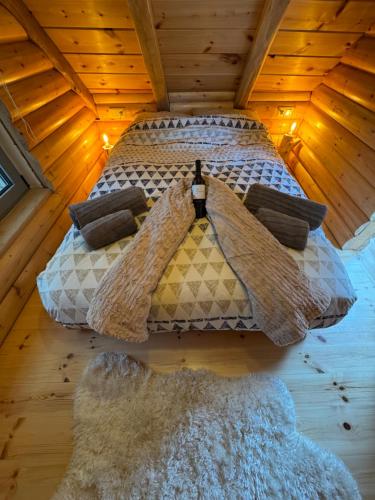an overhead view of a bed in a wooden cabin at Cedar Wood Cabin in Áno Polídhrosos