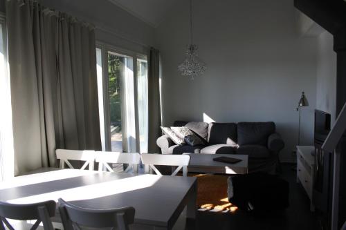 Ruang duduk di Varjola Holiday Center